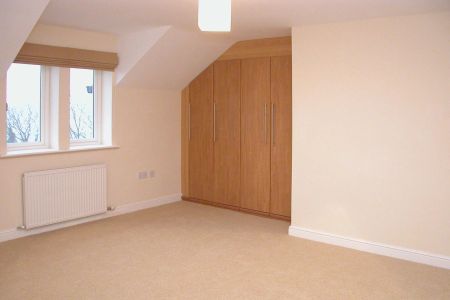 Gladstone Court, Hawarden, CH5 - Photo 2