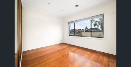 Perfect Location! - Photo 2