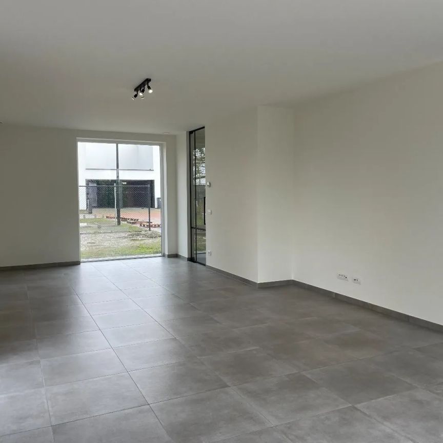 Nieuwbouwwoning met 3 slaapkamers, carport en tuin te Waregem. - Foto 1