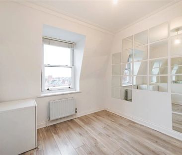 3 bedroom flat in London - Photo 1