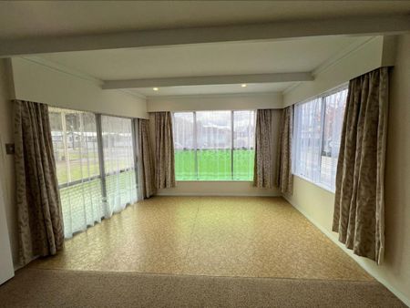 Updated three-bedroom Aramoho home - Photo 5