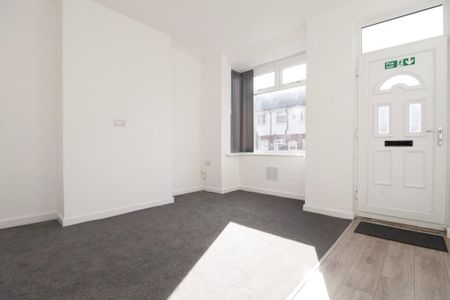 4 bedroom end of terrace house to rent - Photo 2