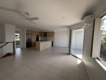 BEAUTIFUL RENOVATED TOWNHOUSE CLOSE TO BEACH - Photo 4