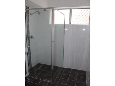 Excellent Condition Unit In Convenient Location ! - Photo 2