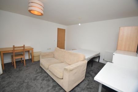 3 bedroom flat to rent - Photo 4