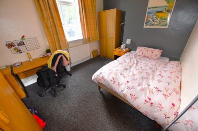 3 bedroom Flat in Wood Lane, Leeds - Photo 3