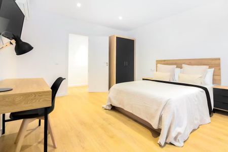 Carrer de la Reina Cristina, Barcelona, Catalonia 08003 - Photo 2