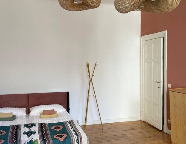 Zwischenmiete bis 31.4. große 1-Zimmer-Altbauwohnung möbliert - Photo 1