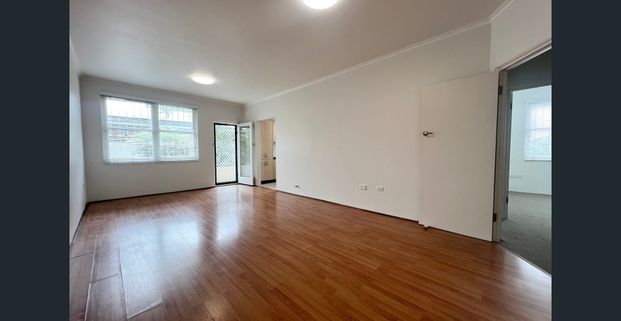 Lovely Three Bedroom Apartment, Conveniently Located! - Photo 1