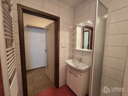 Klidné bydlení 1+1 Sokolov – zahrada, parkování - Photo 1