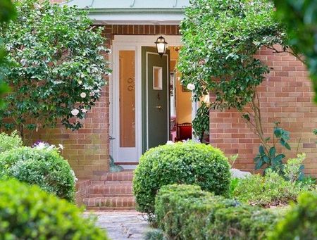 6-month lease term - 4 Bedroom Family Home - Photo 2