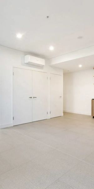 Modern Garden-Facing Apartment with Spacious Balcony - Photo 1