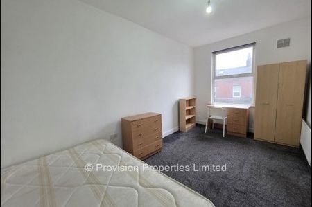 6 Bedroom Student Properties Leeds - Photo 3