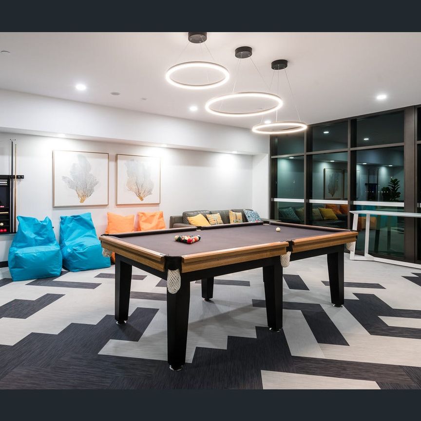 MODERN UNFURNISHED 1 BEDROOM, 1 BATHROOM - Photo 1