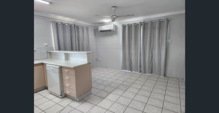 Oonoonba located top floor one-bedroom unit - Photo 4