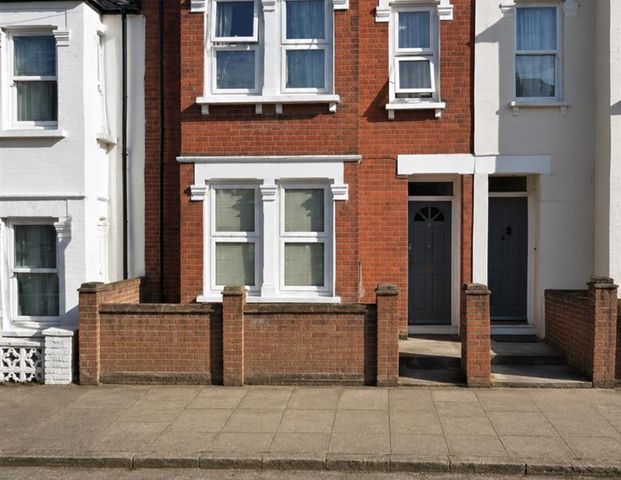 Woodcote Place, London SE27 - Photo 1