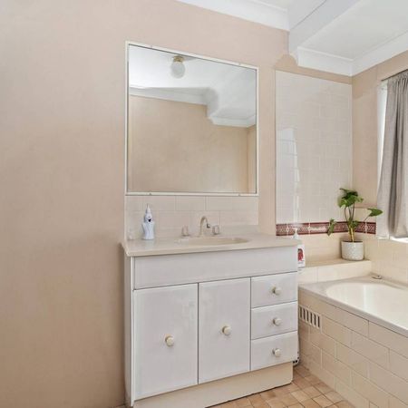 GOOD SIZED 3 BEDROOM UNIT!!! - Photo 4