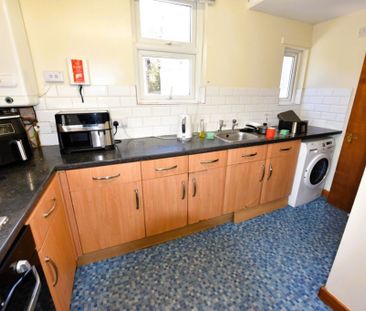 4 bedroom Flat in Flat B, Leeds - Photo 3