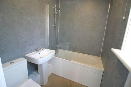 West Wycombe Road, High Wycombe - Photo 2