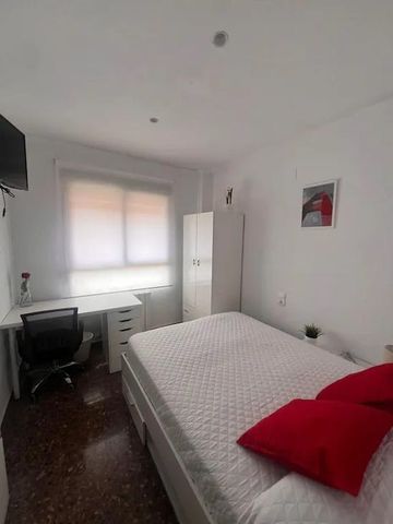 Avinguda del Primer de Maig, Valencia, Valencian Community 46017 - Photo 3