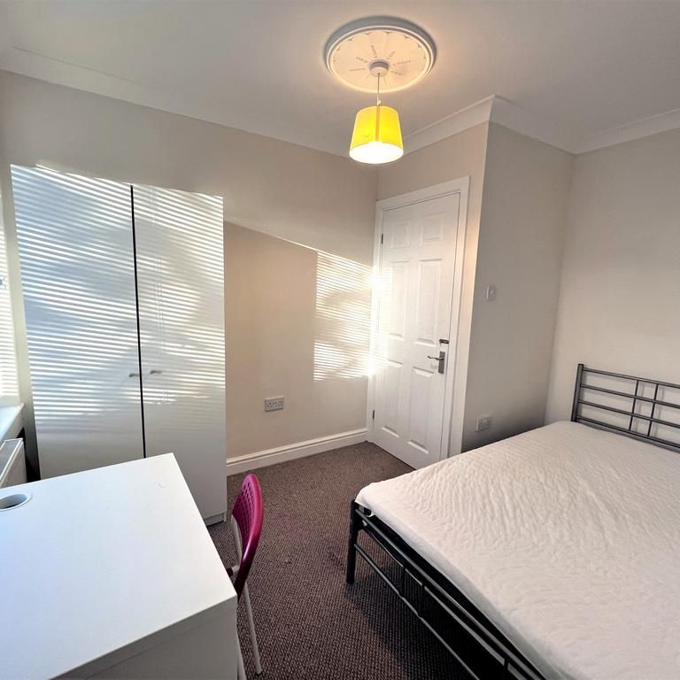 4 bedroom semi-detached house to rent - Photo 1