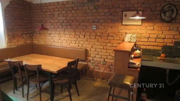 Pronájem prostorného bytu 2+kk s krbem a možností užívání zahrady - Fotografie 1