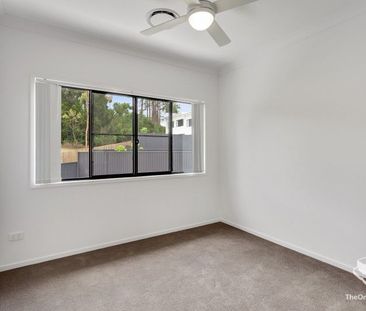 LUXURY 3 BEDROOM TOWNHOUSE DUCTED A/C THROUGHOUT! - Photo 2