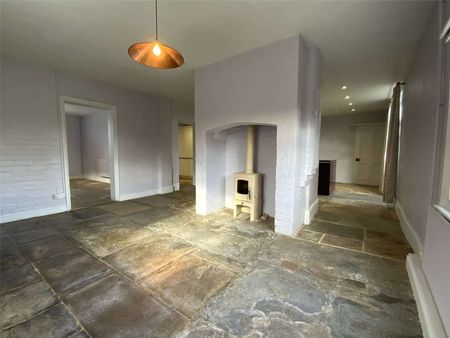 Handsome Georgian/Victorian Farmhouse in the village of Alderminster. - Photo 4