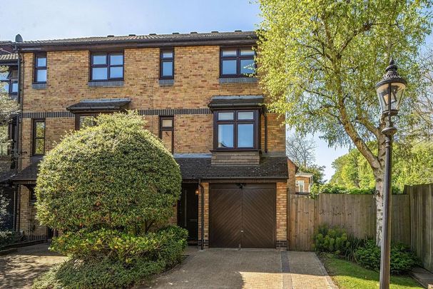 4 bedroom end of terrace house to rent - Photo 1