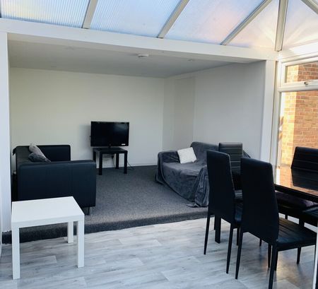 5 bed semi-detached house to rent in Earlham Green Lane, Norwich, NR5 - Photo 4