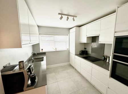 3 Bed Flat, Langdale Court, BN3 - Photo 3