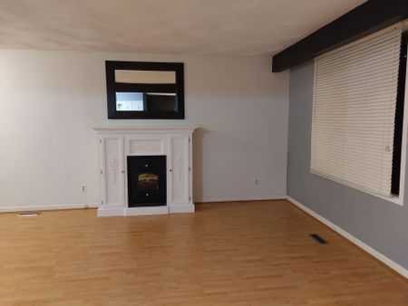 For Lease - 8061 Paddock Trail Drive, Niagara Falls, Ontario - Photo 2