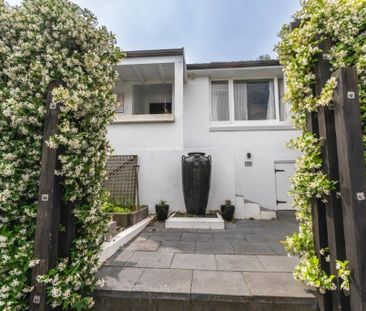 Family home in Hillpark - Photo 4