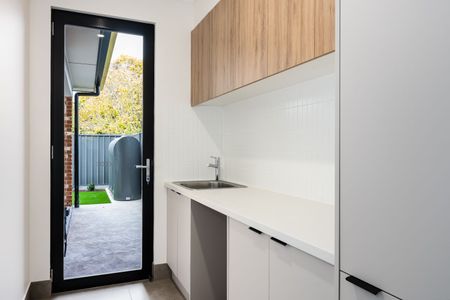 Stunning Executive Home - Midway Between City and Beach! - Photo 4