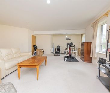 2 bed Flat To Let - Photo 5