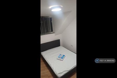 1 bedroom in a house share to rent - Photo 2