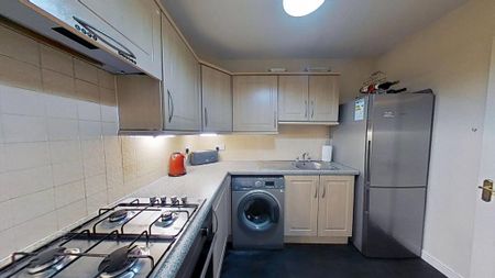 2 bedroom flat to rent - Photo 2