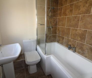 2 bedroom terraced house to rent - Photo 4