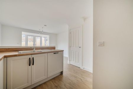 3 bedroom semi-detached house to rent - Photo 3