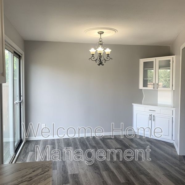 $3,595 / 6 br / 2 ba / Unique Opportunity in Kennedy East - 2 Families 1 Rent - Photo 1