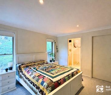 Stylish 3-bedroom home with serene nature backyard - Photo 5