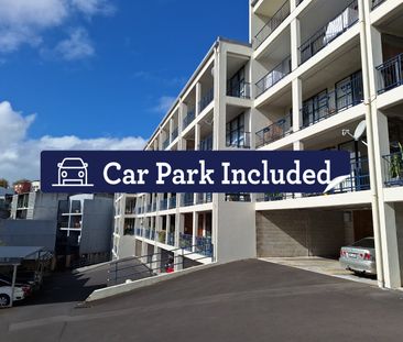 Spacious with large balcony and views! - Photo 3