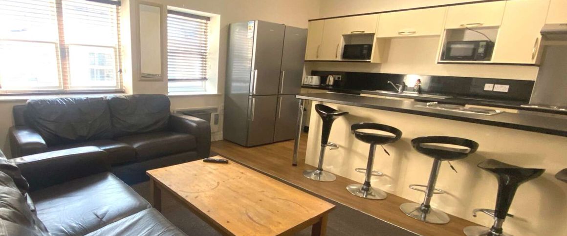 Lovely 6 bedroom city centre apartment located in the heart of the town! Room 6 - Photo 1