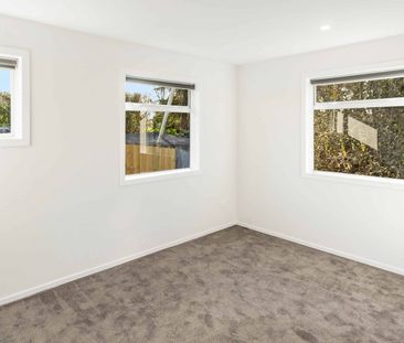 Charming 5-Bedroom Home Near Clevedon Village! - Photo 3