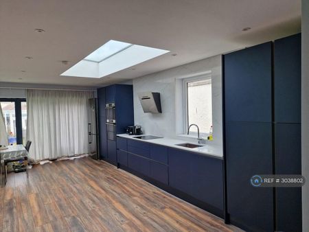 1 bedroom in a house share to rent - Photo 5
