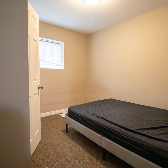 **ALL INCLUSIVE** STUDENT ROOM FOR RENT IN WELLAND!! - Photo 1