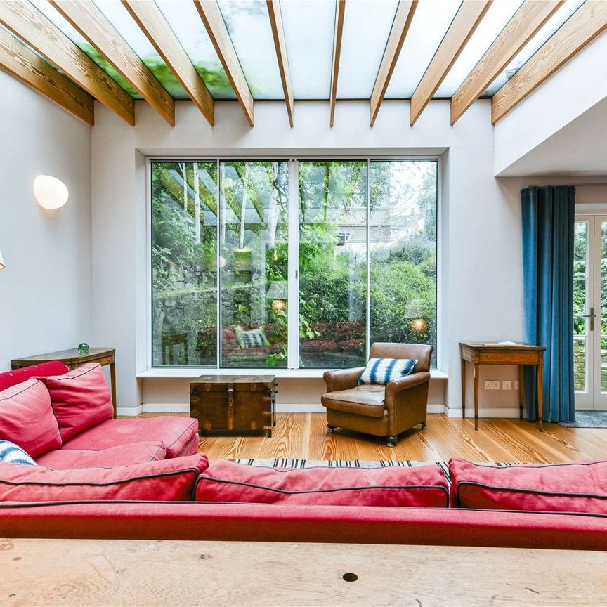 This stunning five double bedroom period house in Maida Vale with off street parking. - Photo 1