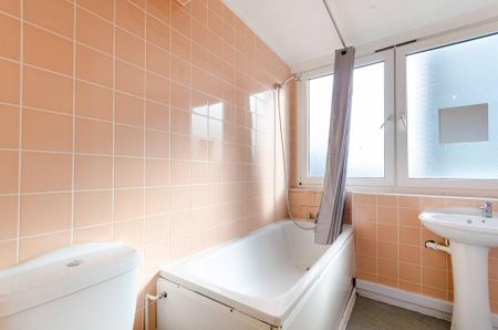 3 bedroom flat to rent - Photo 5