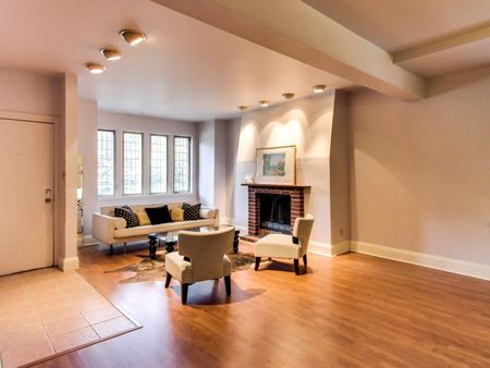 For Lease - 125 Walmer Road Unit# Main Fl, Toronto, Ontario - Photo 4