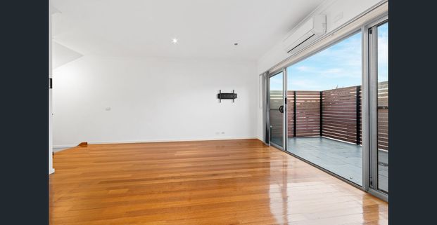 Bright, modern space! - Photo 1